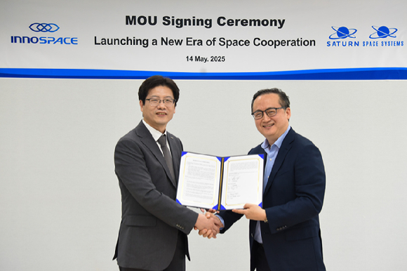 김수종 이노스페이스 대표이사(왼쪽)와 새턴 회장이 업무협약(MOU)에 서명하고 기념촬영을 하고 있다. [사진=이노스페이스]