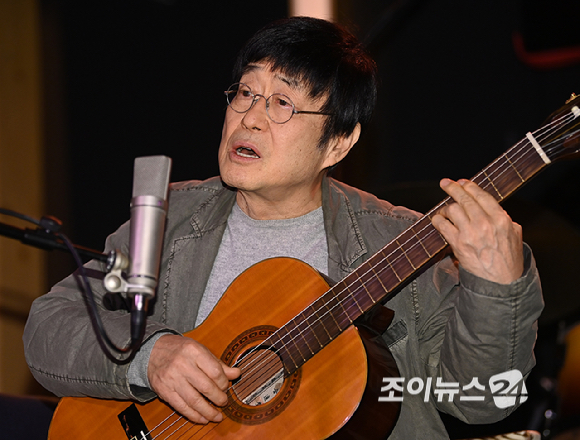 가수 김창완이 27일 서울 종로구 팡타개러지에서 열린 김창완밴드 싱글 'Seventy' 발매 기자간담회에서 무대를 선보이고 있다. [사진=곽영래 기자]