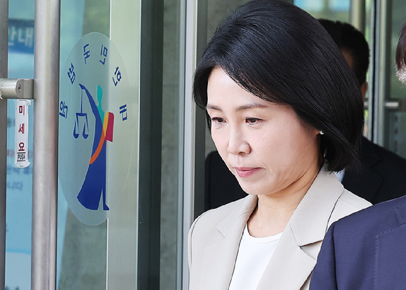 공직선거법 위반 혐의로 기소돼 1심에서 벌금형을 선고받은 더불어민주당 이재명 대선후보 배우자 김혜경 씨가 12일 경기도 수원시 영통구 수원고등법원에서 열린 항소심 선고공판을 마치고 나오고 있다. [사진=연합뉴스]