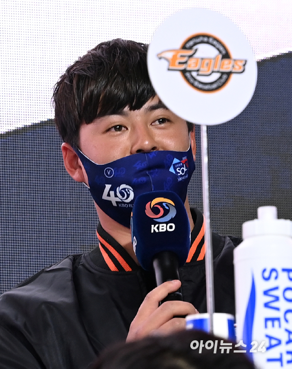 31일 오후 서울 용산구 한남동 그랜드 하얏트 서울 그랜드 볼룸에서 '2022 신한은행 SOL KBO 미디어데이'가 열렸다. 한화 노시환이 인사말을 하고 있다. [사진=김성진 기자]