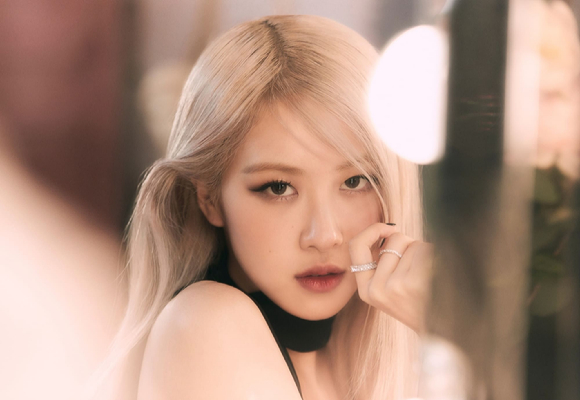 그룹 블랙핑크 멤버 로제가 신종 코로나바이러스 감염증(코로나19) 확진 판정을 받았다. [사진=YG엔터테인먼트 ]