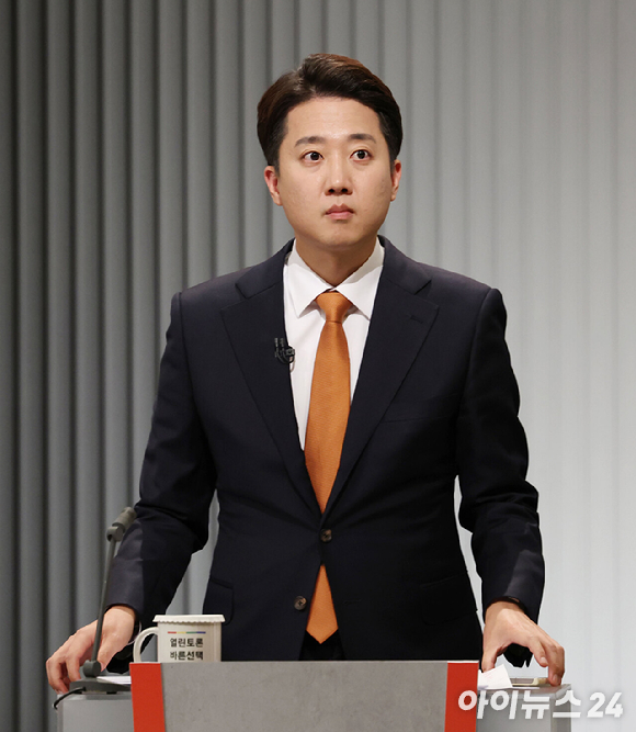 더불어민주당 이재명 대선 후보가 지난 21일 자신의 지역구인 인천광역시 계양역 앞 유세에서 연설을 마친 뒤 하트인사를 하고 있다. [사진=연합뉴스]