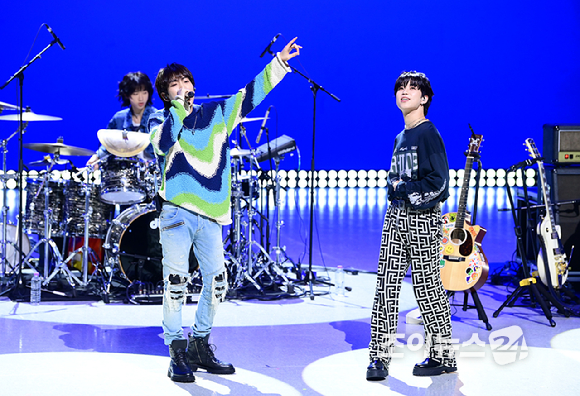 밴드 하이파이유니콘이 13일 오후 서울 마포구 상암동 MBC 공개홀에서 열린 Hi-Fi Un!corn(하이파이유니콘) Single Album 'Teenage Blue' 발매 쇼케이스에 참석하고 있다. [사진=정소희 기자]