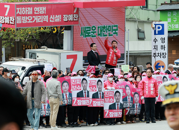 장예찬 부산 수영구 무소속 후보가 4일 부산시 수영구 올리브영 부산수영로점 인근 거리에서 이재명 더불어민주당 대표를 향해 발언하고 있다. [사진=뉴시스]