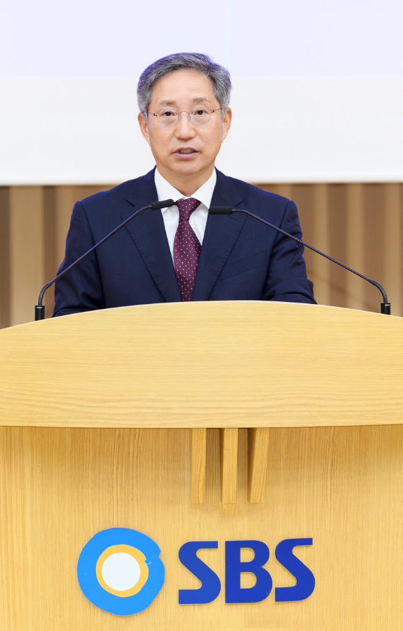 방문신 SBS 사장이 2일 SBS 목동 사옥에서 열린'상반기 시상식'에서 하반기 CEO 메시지를 전하고 있다. [사진=SBS]