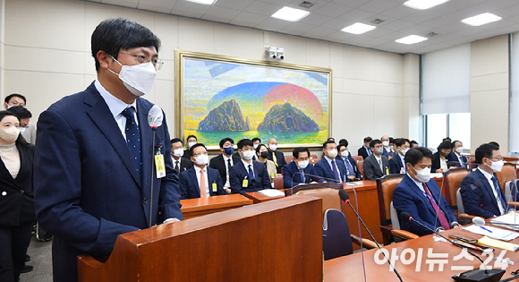 함윤식 우아한형제들 부사장이 국정감사에서 증인으로 출석해 선서를 하고 있다. [사진=아이뉴스24 DB]