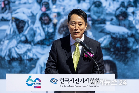 이호재 한국사진기자협회장이 7일 서울 종로구 광화문 광장에서 열린 제62회 한국보도사진전 '오늘의 보도사진, 내일의 역사가 되다' 개막식에서 인사말을 하고 있다. [사진=사진공동취재단]