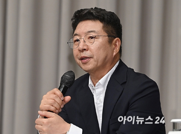 이규봉 경영지원총괄 전무, 전상진 경영총괄, 김수환 대외협력본부장 부사장, 양종환 신세계 감사팀장상무가 26일 서울 강남구 조선팰리스 호텔에서 열린 스타벅스 5.18 '탱크데이' 마케팅 관련 진상조사 결과를 설명하고 있다. [사진=곽영래 기자]