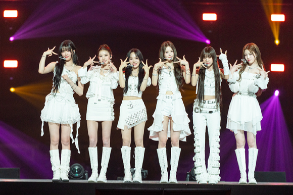 그룹 이즈나가 지난 10일 일본 지바현 마쿠하리 멧세에서 개최된 '케이콘 재팬 2025(KCON JAPAN 2025)' 엠카운트다운 무대에서 열띤 공연을 펼치고 있다. [사진=CJ ENM]