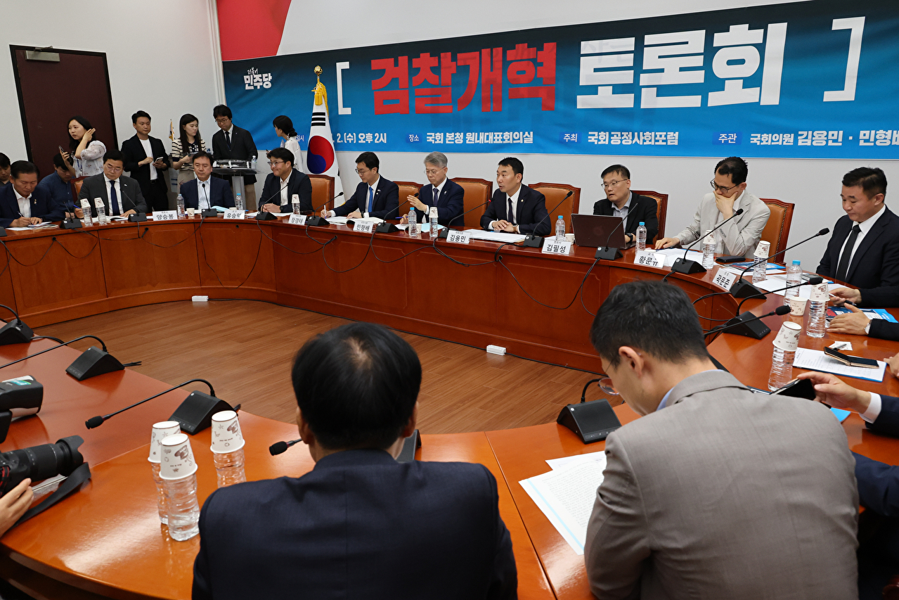 더불어민주당 당대표 후보인 정청래&middot;박찬대 의원이 2일 서울 여의도 국회에서 열린 검찰개혁토론회에 나란히 참석해 대화하고 있다. 2025.7.2 [사진=연합뉴스]