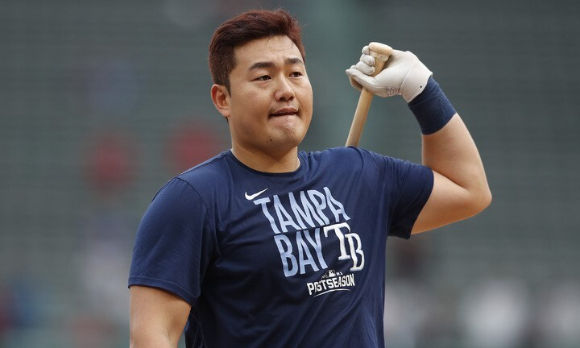 MLB 탬파베이에서 뛰고 있는 최지만은 11일(한국시간) 열린 보스턴과 ALDS 3차전에 선발 출전했으나 2타수 무안타로 침묵했고 6회 대타로 교체돼 이날 경기를 먼저 마쳤다. 탬파베이는 연장 13회말 끝내기 2점 홈런을 허용하면서 보스턴에 4-6으로 졌다. [사진=뉴시스]