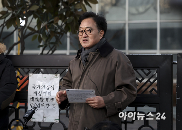 우원식 국회의장이 3일 서울 여의도 국회에서 열린 ‘그날 12.3 다크투어’에서 직접 도슨트로 나서 시민들에게 월담한 곳을 안내하고 있다. [사진=곽영래 기자]