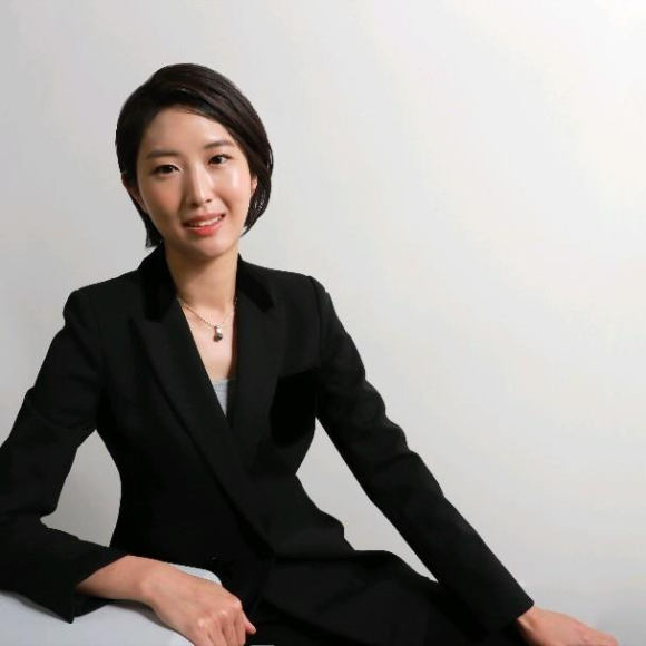 최태원 SK그룹 회장 차녀 최민정(33) 씨가 미국에서 인공지능(AI) 기반 정신 건강 스타트업 '인테그랄 헬스'(Integral Health)를 창업한 이유가 알려졌다. 사진은 최태원 SK그룹 회장 차녀 최민정 씨. [사진=최민정 링크드인]