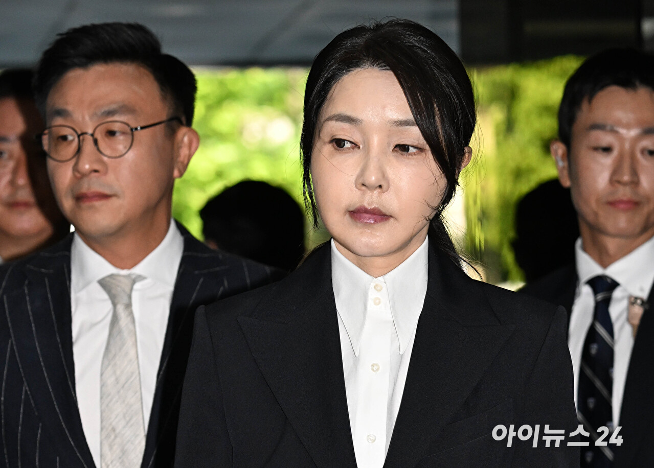 자본시장과 금융투자업에 관한 법률 위반, 정치자금법 위반, 특정범죄 가중처벌 등에 관한 법률 위반(알선수재) 등의 혐의를 받는 윤석열 전 대통령 부인 김건희 씨가 12일 오전 서울 서초구 서울중앙지법에서 열린 구속 전 피의자 심문(영장실질심사)에 출석하고 있다. [사진=사진공동취재단]