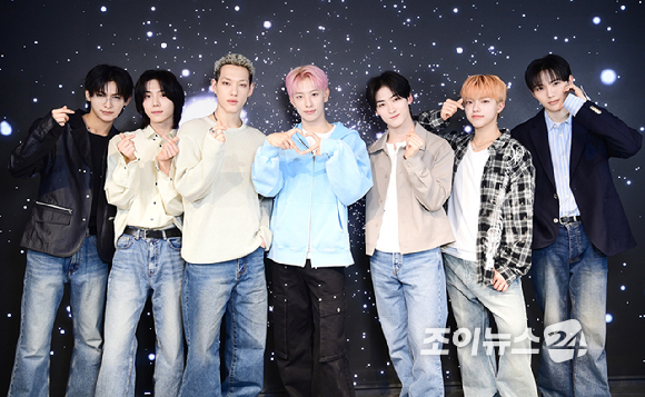 그룹 올아워즈(ALL(H)OURS)가 서울 성동구 성수동에 위치한 케이팝 체험 아카데미 케이팝아케이드에서 진행된 조이뉴스24와의 인터뷰에 앞서 포즈를 취하고 있다. [사진=정소희 기자]