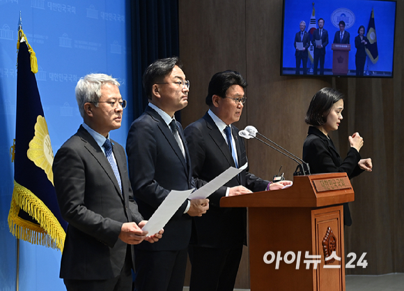 황운하 조국혁신당 원내대표가 7일 오후 서울 여의도 국회 소통관에서 윤석열 대통령 담화 관련 기자회견을 하고 있다. [사진=곽영래 기자]