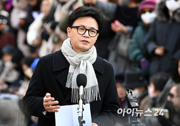 한동훈 국민의힘 전 대표가 3일 서울 여의도 국회도서관 앞 쪽문에서 12ㆍ3 비상계엄 1주년 관련 기자회견을 하고 있다. [사진=곽영래 기자]