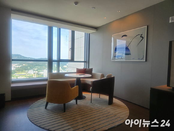 풀만 앰배서더 서울 이스트폴 프리미엄 디럭스룸 전경. [사진=박은경 기자]