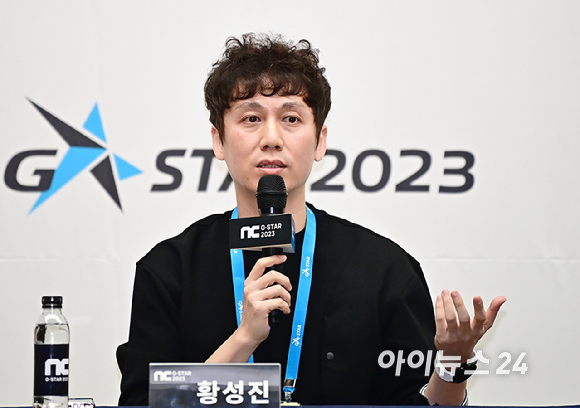 16일 부산 해운대구 벡스코에서 열린 국제게임전시회 '지스타 2023' NC소프트 간담회에서 황성진 PD가 질문에 답변하고 있다. [사진=곽영래 기자]