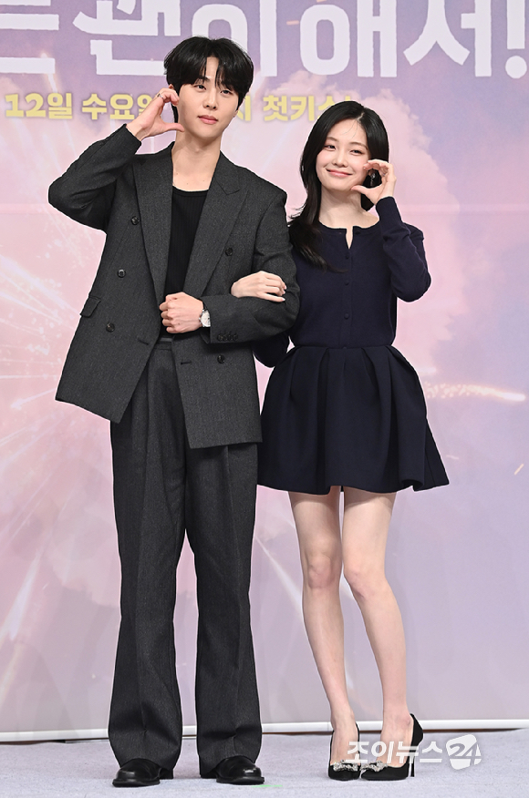 배우 김무준, 우다비가 5일 오후 서울 목동 SBS에서 열린 '키스는 괜히 해서!' 제작발표회에서 포토타임을 갖고 있다. [사진=곽영래 기자]