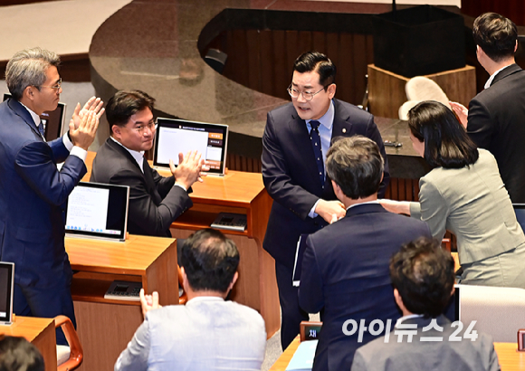 박찬대 더불어민주당 원내대표가 4일 오전 서울 여의도 국회에서 열린 본회의에서 교섭단체 대표연설을 마친 뒤 동료의원들과 인사를 하고 있다. [사진=곽영래 기자]