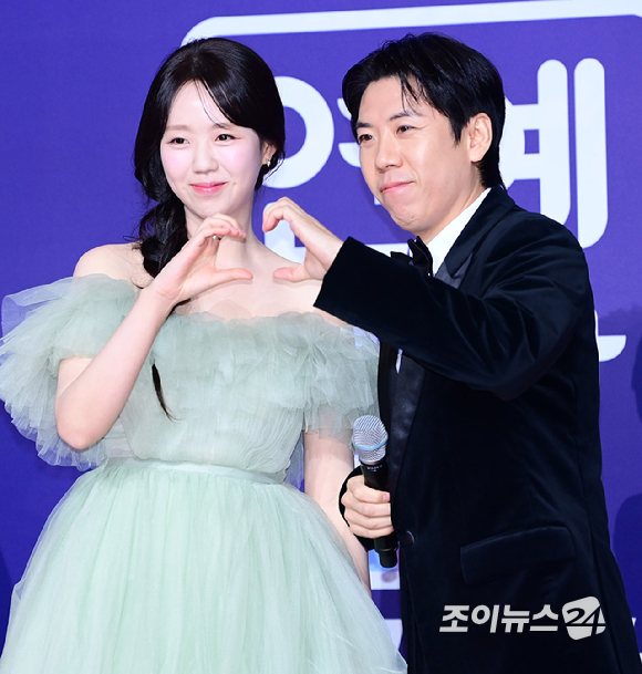 '런닝맨' 지예은과 양세찬이 30일 오후 서울 마포구 상암동 SBS 프리즘타워에서 열린&nbsp;2025 SBS 연예대상&nbsp;레드카펫 행사에 참석하고 있다. [사진=정소희 기자]