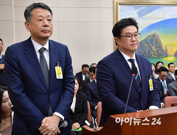 김병주 MBK파트너스 회장과 김광일 홈플러스 대표이사가 14일 서울 여의도 국회에서 열린 공정거래위원회, 개인정보보호위원회 등에 대한 정무위원회 국정감사에 출석하고 있다. [사진=곽영래 기자]