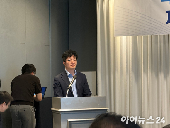 30일 서울 여의도에서 열린 '의무공개매수제도 재논의 촉구 기자회견'에서 운용사 대표들이 기념 사진을 찍고 있다 [사진=윤희성 기자]