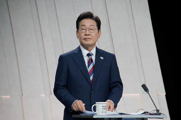 더불어민주당 이재명(왼쪽부터), 민주노동당 권영국, 국민의힘 김문수, 개혁신당 이준석 대선 후보가 27일 서울 마포구 상암동 MBC 스튜디오에서 진행된 정치 분야 TV토론회에서 기념촬영을 하고 있다. [사진=국회사진기자단]