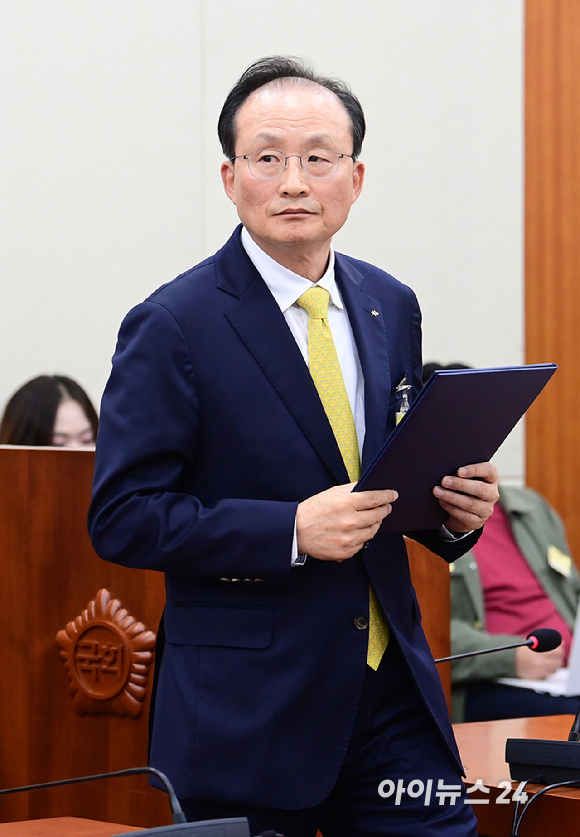 이환주 KB국민은행장이 19일 오후 서울 여의도 국회에서 진행된 정무위원회 금융감독원 등 국정감사에 증인으로 출석하고 있다. [사진=정소희 기자]
