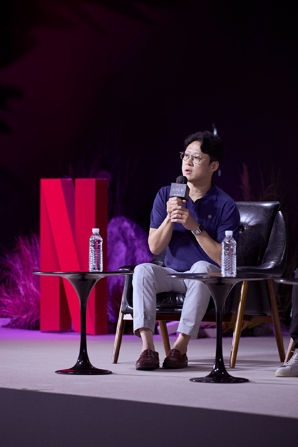 하정수 넷플릭스 한국 프로덕션 총괄과 이기오 넷플릭스 한국 콘텐츠 디렉터가 넷플릭스 ''스위트홈' 시작부터 피날레까지의 여정' 행사에서 대화를 나누고 있다. [사진=넷플릭스]