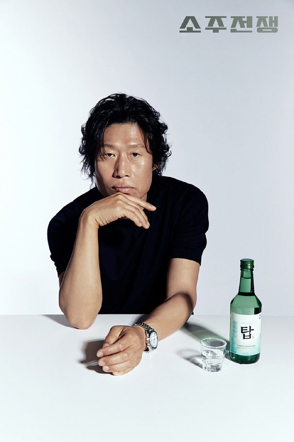 유해진, 이제훈, 손현주, 최영준이 화보 촬영에서 포즈를 취하고 있다. [사진=주)쇼박스]