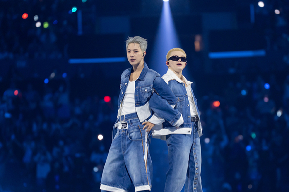 그룹 세븐틴 유닛 호시X우지가 지난 1일(현지시간)부터 3일까지 미국 로스앤젤레스 크립토닷컴 아레나에서 열린 K-팝 팬&아티스트 페스티벌 '케이콘 엘에이 2025(KCON LA 2025)' 무대에서 열띤 공연을 펼치고 있다. [사진=CJ ENM]