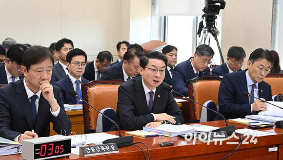 이억원 금융위원장이 27일 서울 여의도 국회에서 열린 정무위원회의 종합감사에서 위원 질의에 답하고 있다. [사진=곽영래 기자]