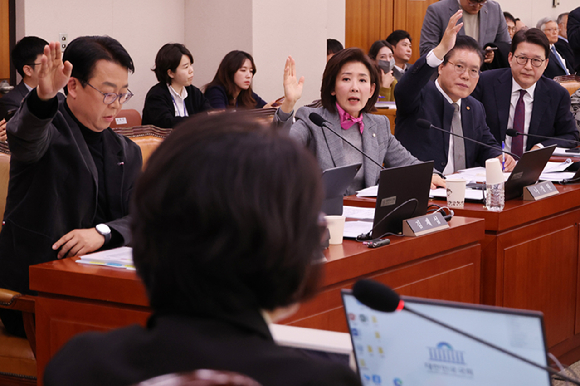 3일 서울 여의도 국회에서 열린 법제사법위원회 전체회의에서 국민의힘 소속 위원들이 더불어민주당 소속 추미애 위원장의 의사진행에 항의하며 발언기회를 요청하고 있다. [사진=연합뉴스]