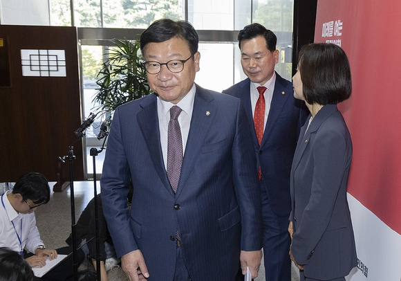 정점식 국민의힘 원내대표가 국정감사 이틀째인 7일 국회에서 국감 관련 현안 브리핑을 마치고 퇴장하고 있다. 2026.10.07 [사진=연합뉴]