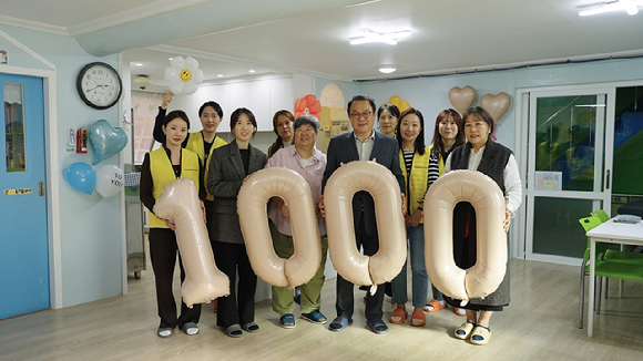 한샘 임직원들과 시흥시청, 푸른지역아동센터 관계자들이 한샘의 1000번째 공간 개선을 기념하며 단체사진을 촬영하고 있다. [사진=한샘]