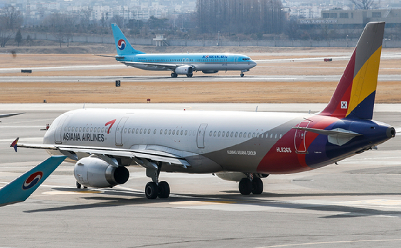 지난해 2월22일 오후 서울 강서구 김포국제공항에 아시아나 항공기가 주기돼있다. [사진=뉴시스]