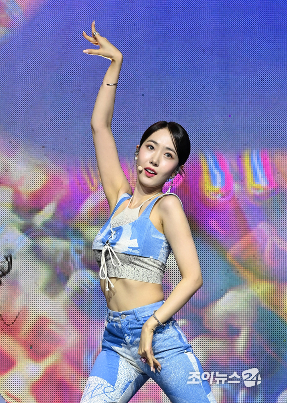 그룹 비비지 신비가 6일 오후 서울 광진구 광장동 예스24라이브홀에서 열린 두 번째 미니앨범 '서머 바이브(Summer Vibe)' 발매 기념 쇼케이스에서 공연을 하고 있다. [사진=김성진 기자]