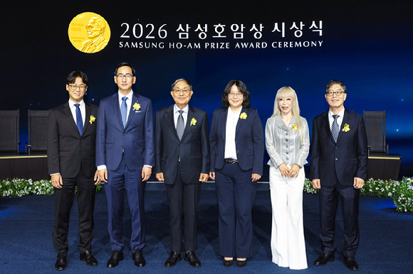 삼성호암상 수상자들이 1일 서울신라호텔 다이너스티홀에서 열린 2026년 제36회 삼성호암상 시상식에서 기념 촬영을 하고 있다. (왼쪽부터) 과학상 물리&middot;수학부문 오성진 UC버클리 교수, 과학상 화학&middot;생명과학부문 윤태식 위스콘신대 매디슨 교수, 공학상 김범만 포스텍 명예교수, 의학상 에바 호프만 코펜하겐대 교수, 예술상 조수미 성악가, 사회봉사상 오동찬 국립소록도병원 의료부장. [사진=호암재단]
