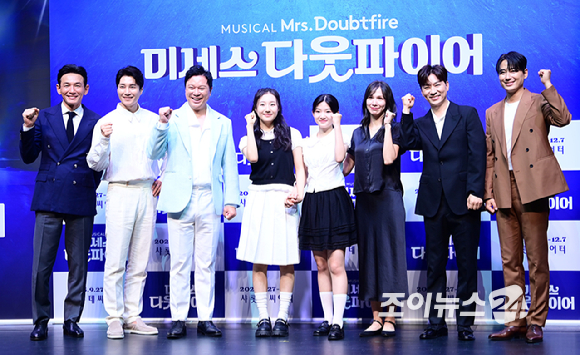 배우 정상훈-정성화-황정민이 2일 오후 서울 서대문구 이화여자대학교 삼성홀에서 열린 뮤지컬 '미세스 다웃파이어' 제작발표회에 참석하고 있다. [사진=정소희 기자]