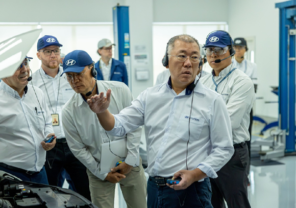 정의선 회장이 현대차 브라질공장 임직원들과 함께 생산라인을 점검하고 있다. [사진=현대차그룹]
