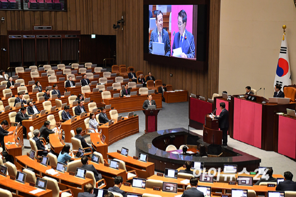 이상민 행정안전부 장관이 9일 오후 서울 여의도 국회에서 열린 본회의에서 박지원 더불어민주당 의원의 대정부 질문(정치에 관한 질문)에 답하고 있다. [사진=곽영래 기자]