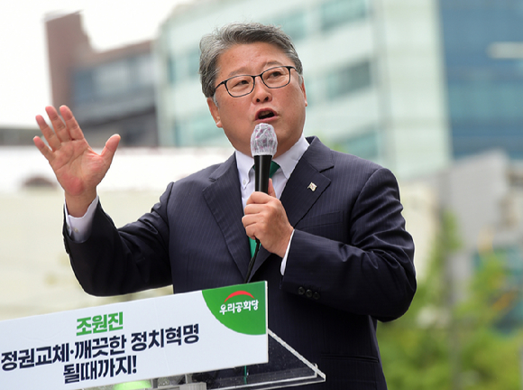 조원진 우리공화당 대표가 서울 중구 청계광장에서 대선 출마 선언을 하고 있다. [사진=뉴시스]