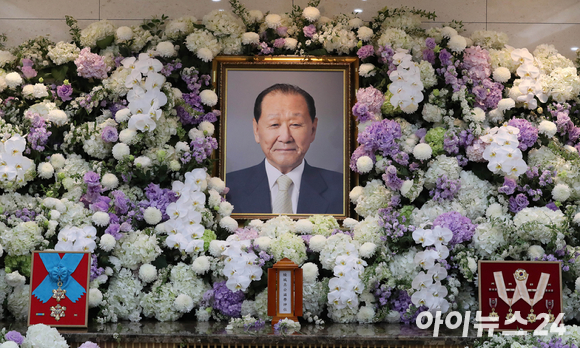 구자학 아워홈 명예회장이 향년 92세로 별세한 가운데 12일 빈소가 서울아산병원 장례식장에 마련돼 있다. [사진=김성진 기자]