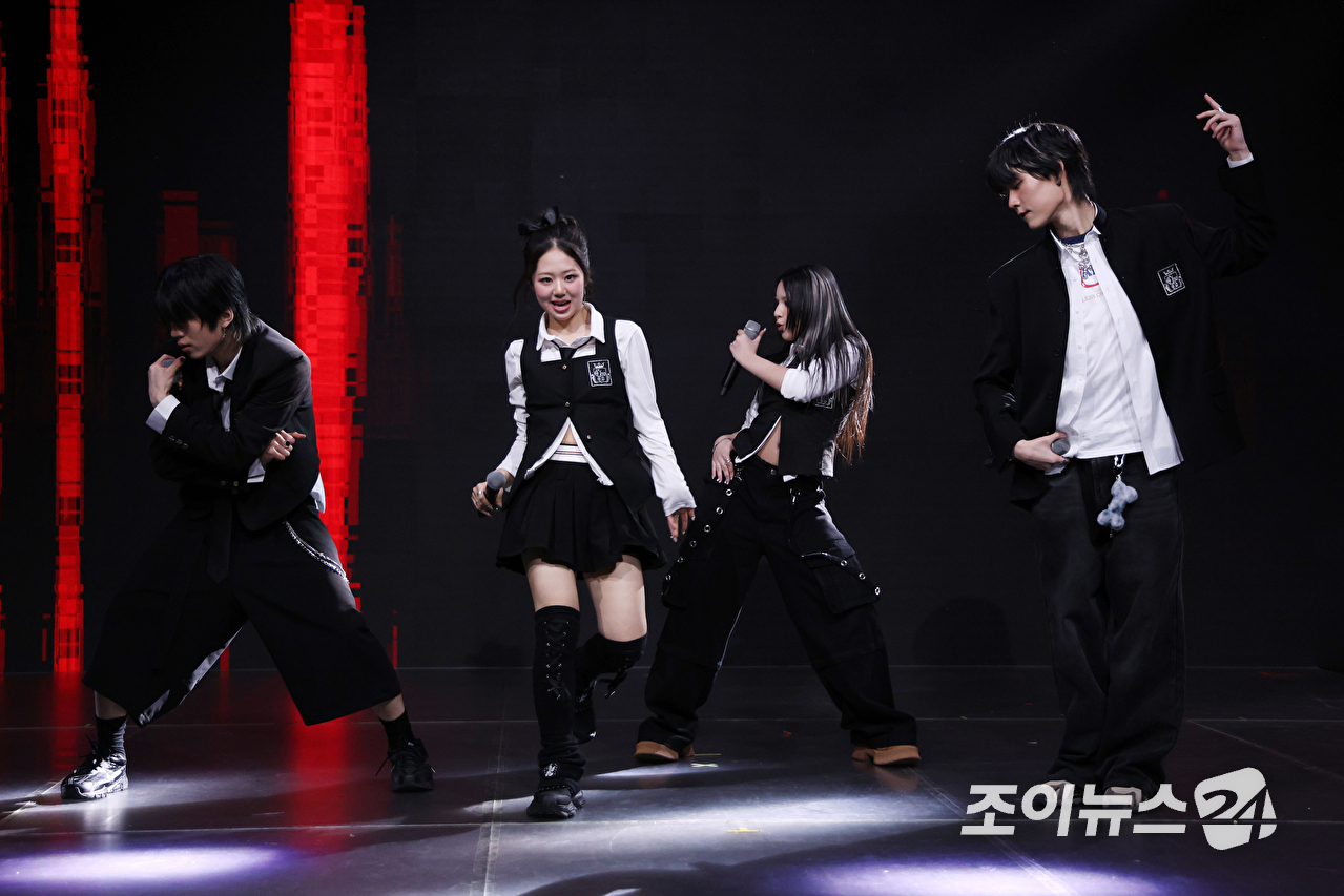 그룹 초코(ChoCo)가 24일 오후 서울 마포구 상암동 쇼킹케이팝센터에서 열린 초코엔터테인먼트 첫 패밀리 앨범 '초코 라 파밀리아(ChoCo La Familia)' 발매 기념 쇼케이스에 참석해 멋진 무대를 펼치고 있다. [사진=문수지 기자]