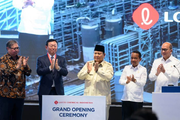 신동빈(왼쪽에서 두번째) 롯데그룹 회장, 프라보워 수비안토(가운데) 인도네시아 대통령이 지난 6일(현지시간) 인도네시아 반텐주 찔레곤시에서 열린 롯데케미칼 인도네시아(LCI) 준공식에서 박수를 치고 있다. [사진=롯데케미칼]