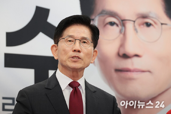 이재명 더불어민주당 대선후보가 15일 경남 하동군 화개장터 입구에서 유튜브 'K-이니셔TV 케미폭발 동서화합 화개장터 라이브' 오프닝을 마친 후 이동하며 인사하고 있다. [사진=연합뉴스]