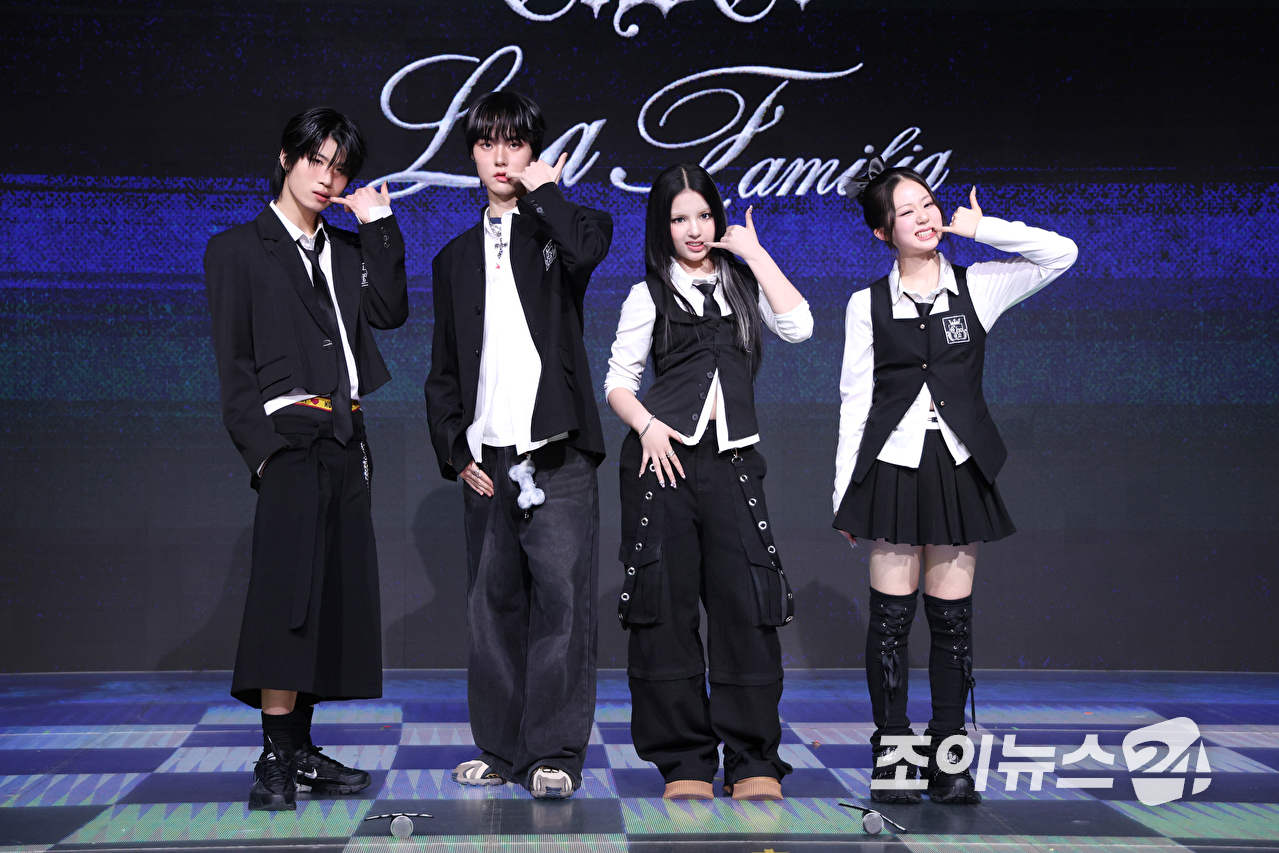 그룹 초코(ChoCo)가 24일 오후 서울 마포구 상암동 쇼킹케이팝센터에서 열린 초코엔터테인먼트 첫 패밀리 앨범 '초코 라 파밀리아(ChoCo La Familia)' 발매 기념 쇼케이스에 참석해 포즈를 취하고 있다. [사진=문수지 기자]