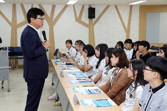 김성 장흥군수가 해외비전캠프에서 학생들에게 조언을 해주고 있다. [사진=장흥군]
